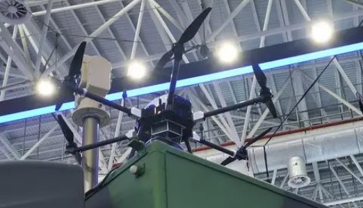 反无人机系统借助“网捕”拦截无人机，让无人机无法逃过“五指山”